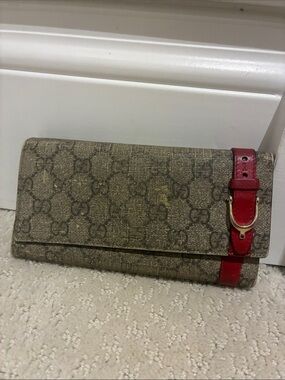 GUCCI Vintage GG Supreme Coated Canvas Stirrup Buckle Continental Wallet Red👝